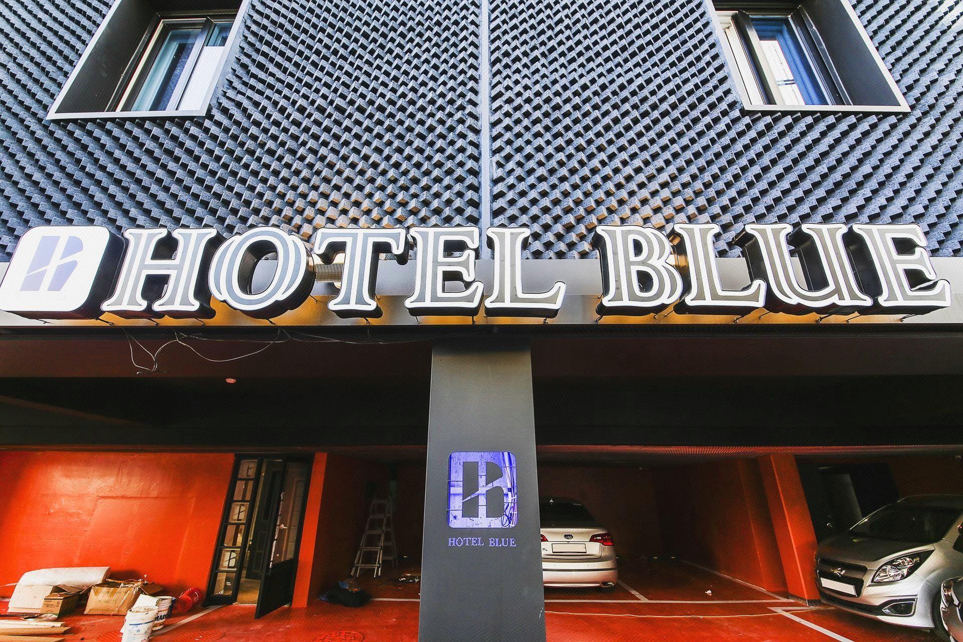 Blue Hotel 2/28