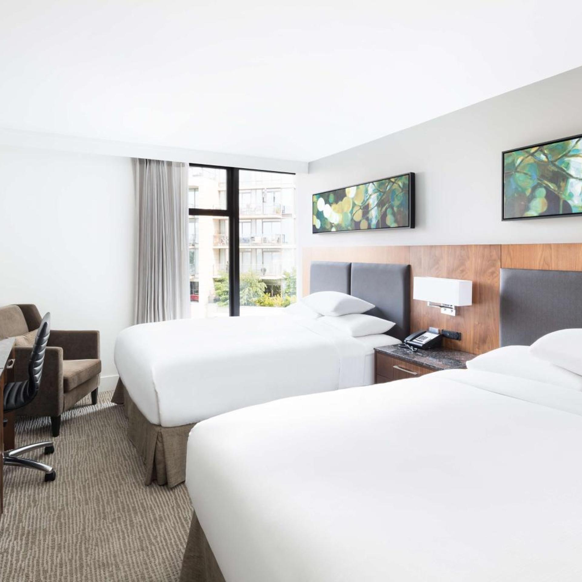 Room, King Bed, 2 Queen Beds, Street View