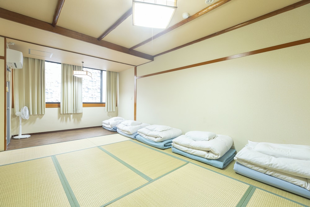 TRADITIONAL, MULTIPLE BEDS