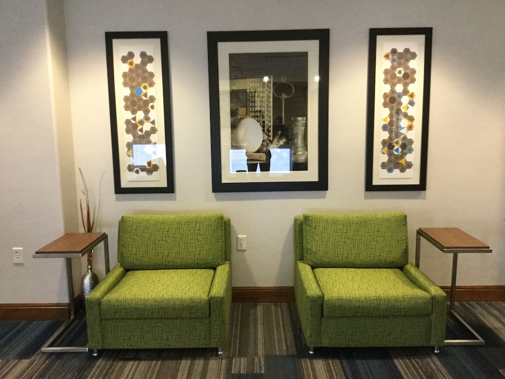 Holiday Inn Express Hotel Suites Hutto 48/72