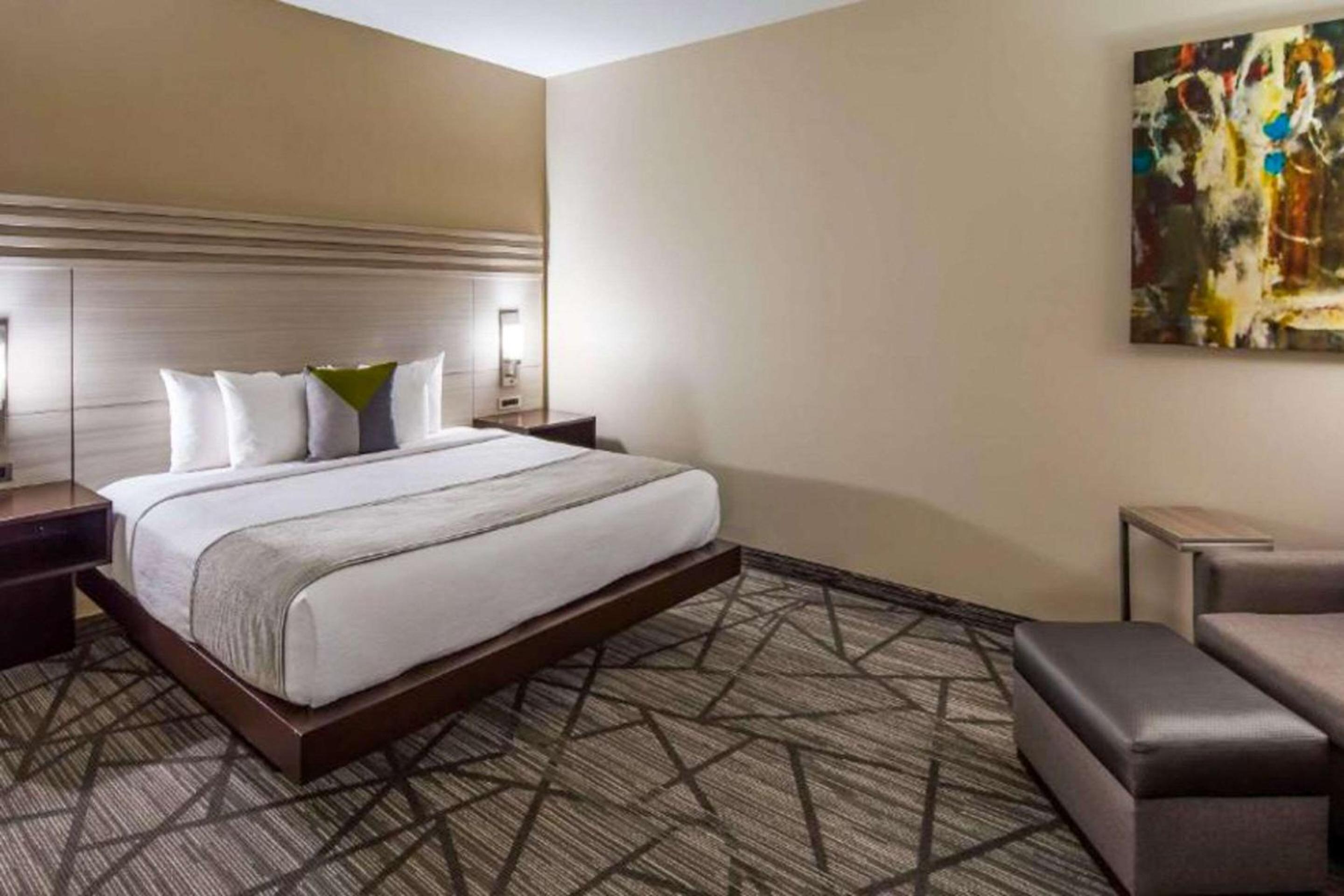 ROOM, KING BED