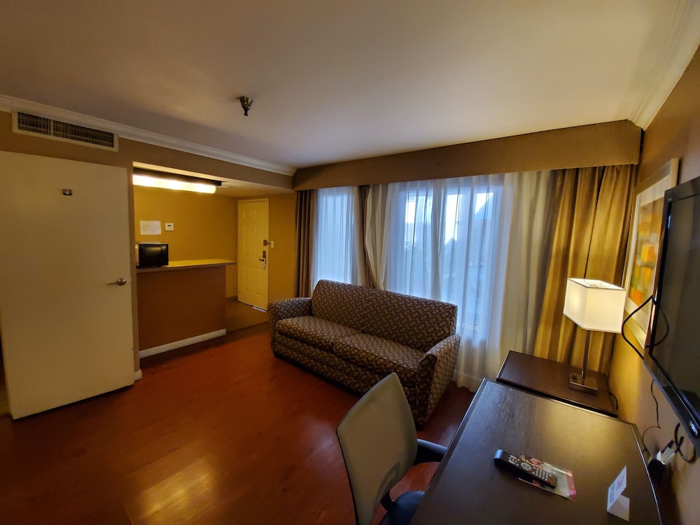 Hotel D Lins Ontario Airport 30/45