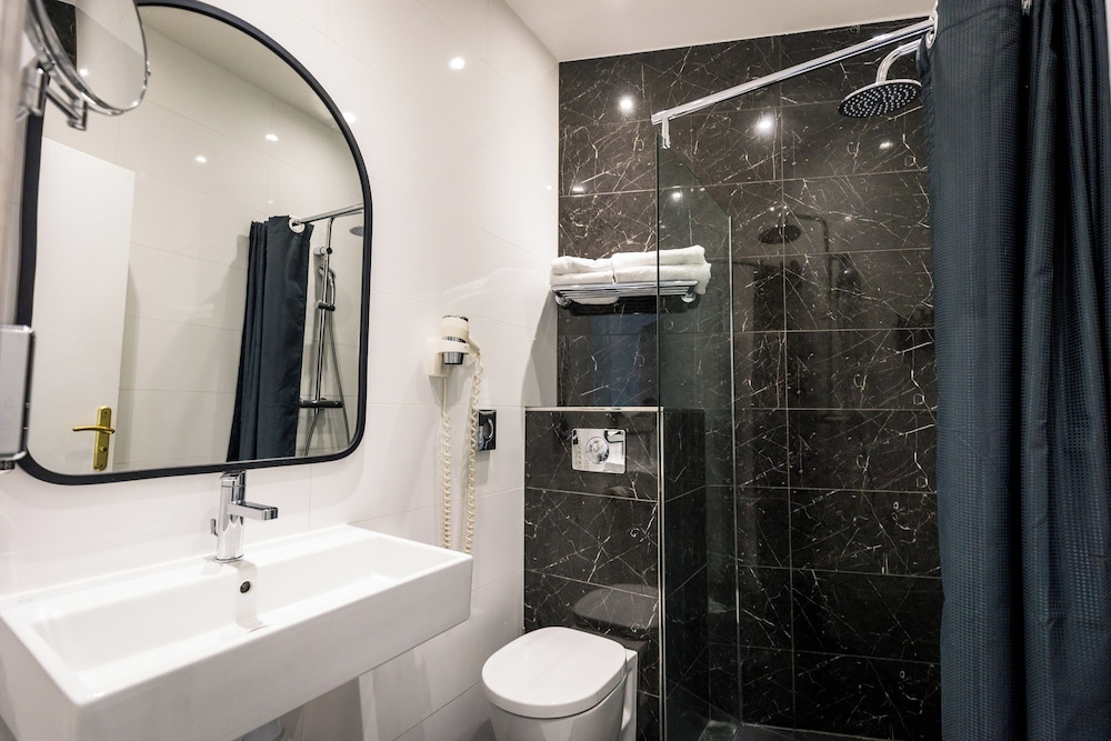 غرفة كلاسيكية بسرير مزدوج، Hotel Montparnasse Saint Germain 8/10