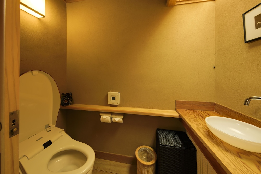 Interior, Japanese Western, Twin Beds, Indoor Hot Spring Bath, Smoking, Yugawara Fukiya 3/3