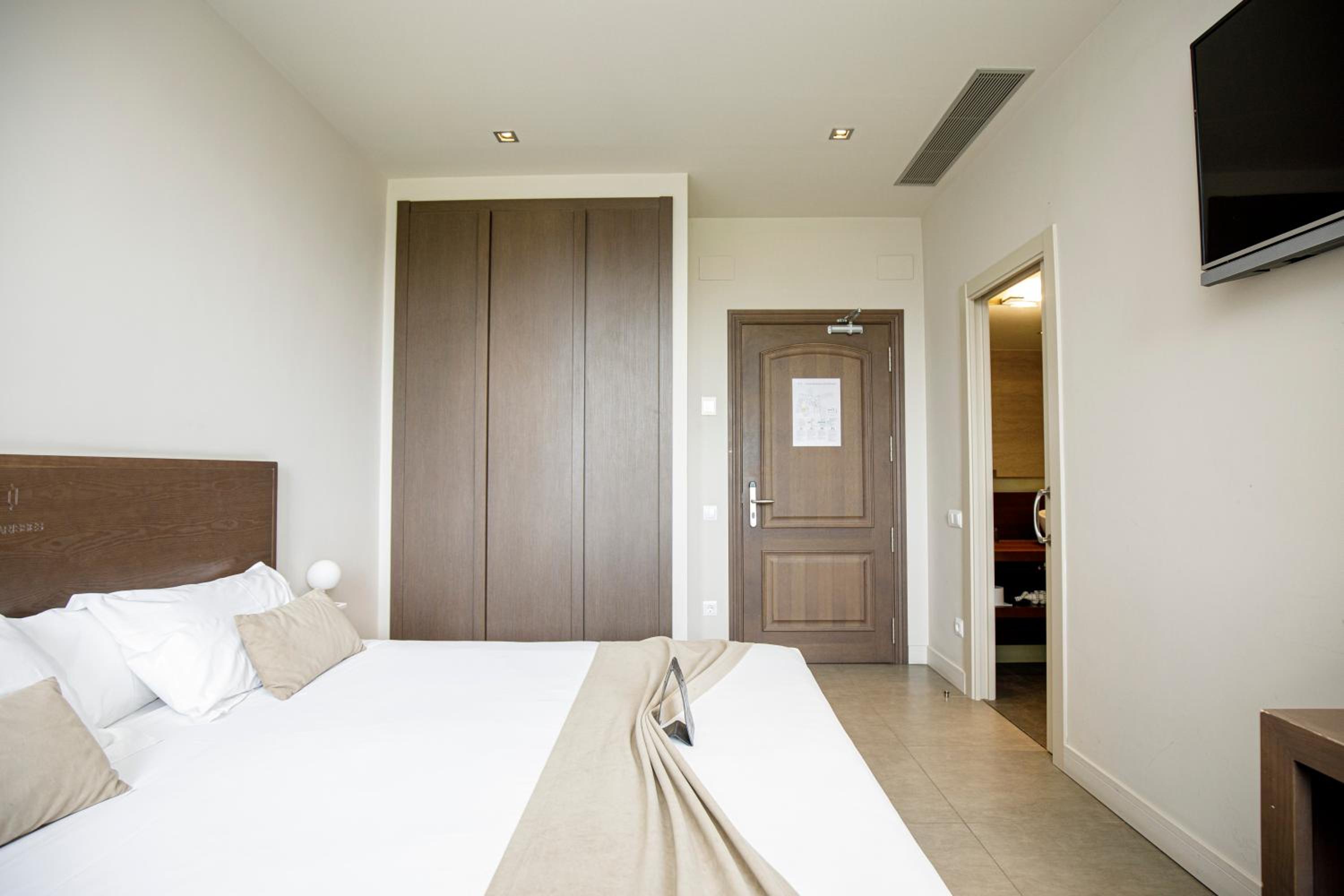 Petite, Double Bed