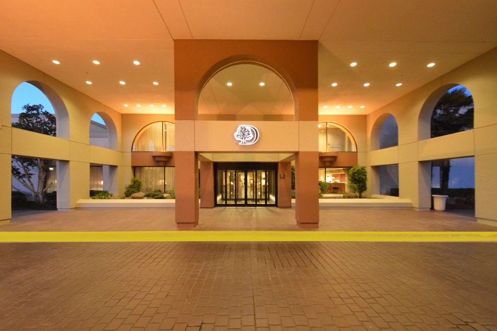 Doubletree By Hilton Newark Fremont 9/76