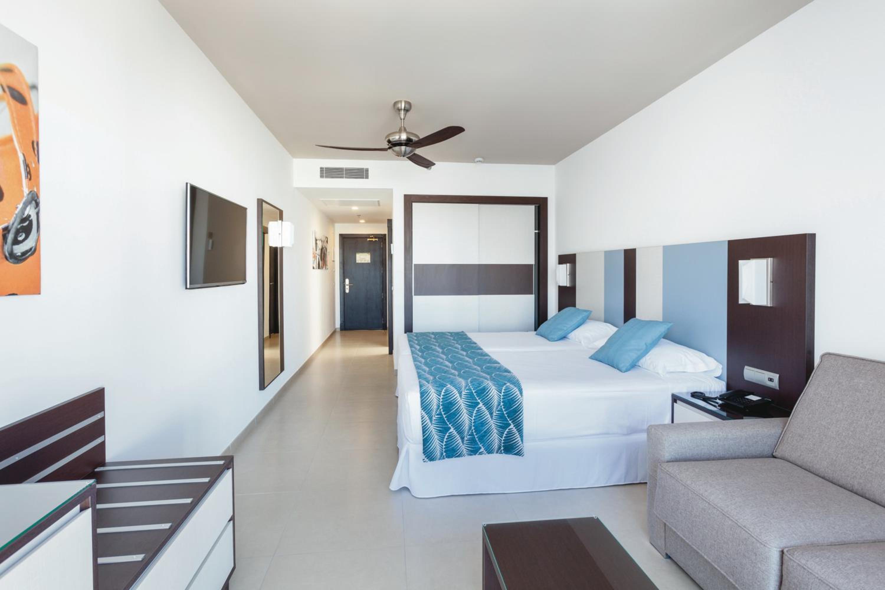 DELUXE, DOUBLE BED, SIDE SEA VIEW
