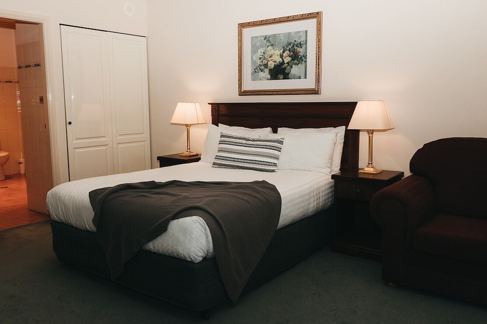 Deluxe, Queen Bed, Kitchenette, Courtyard Area