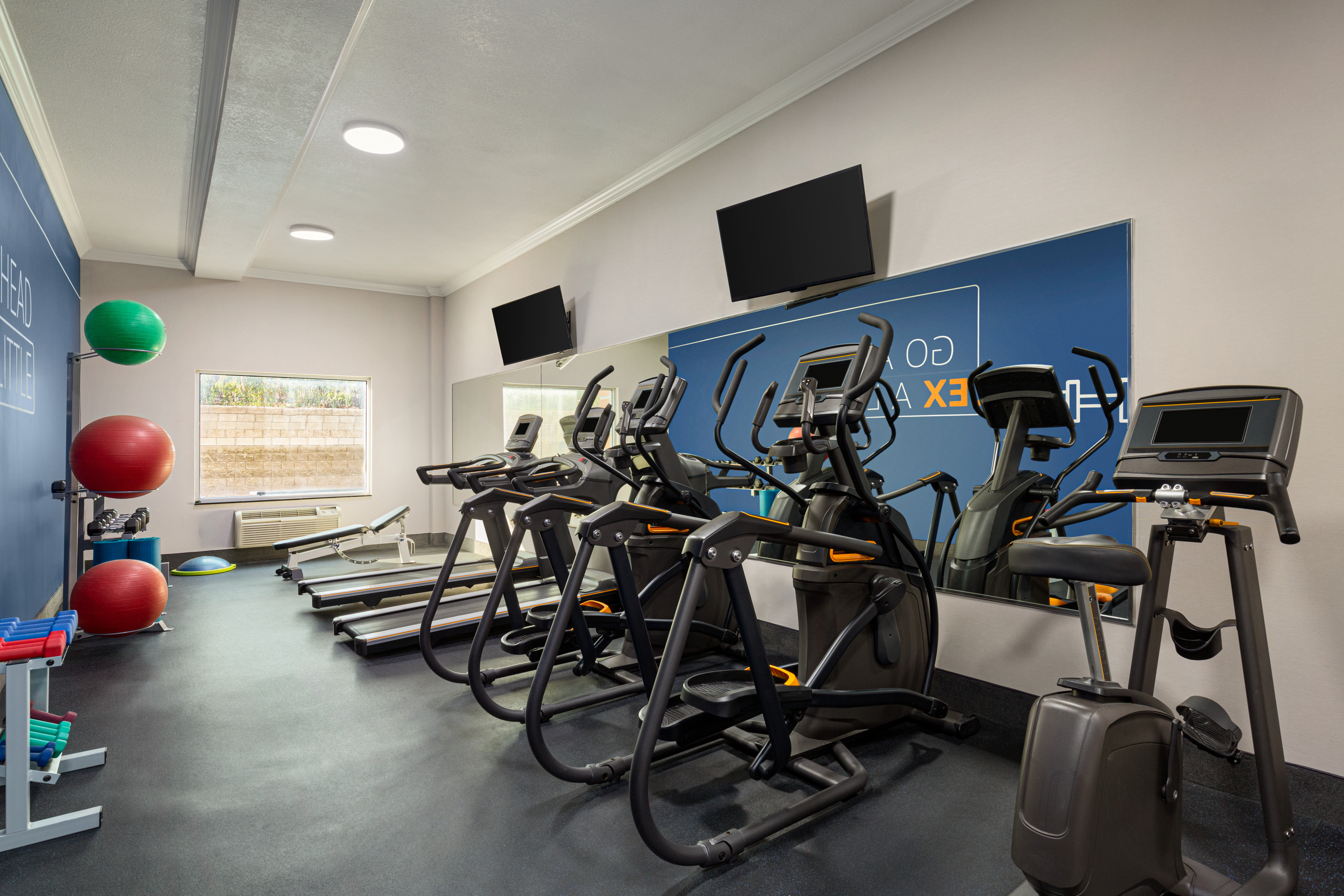 Holiday Inn Express Hotel Suites Bakersfield Central 34/71