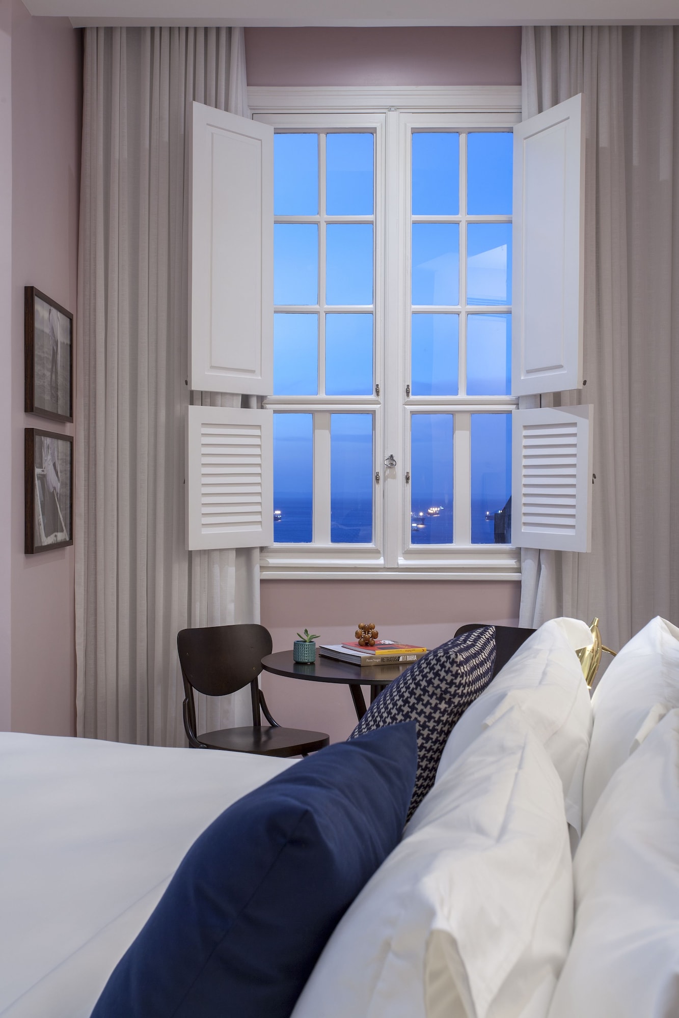 SUITE, CORNER