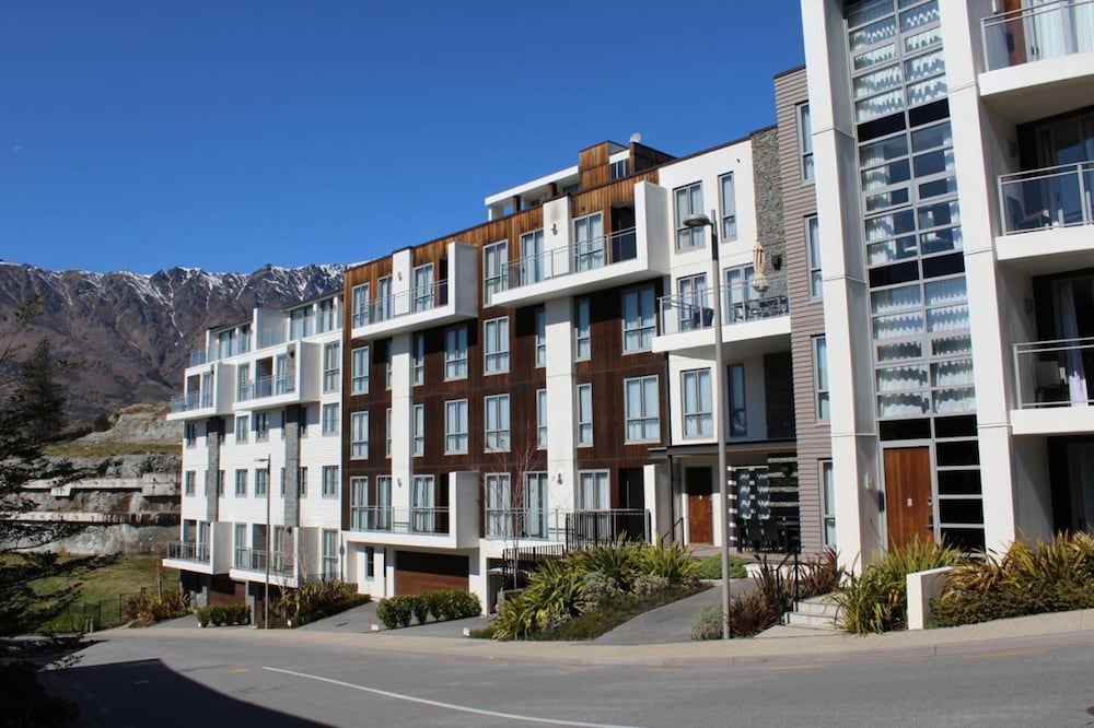 QUEENSTOWN VILLAGE APARTMENTS 7/54