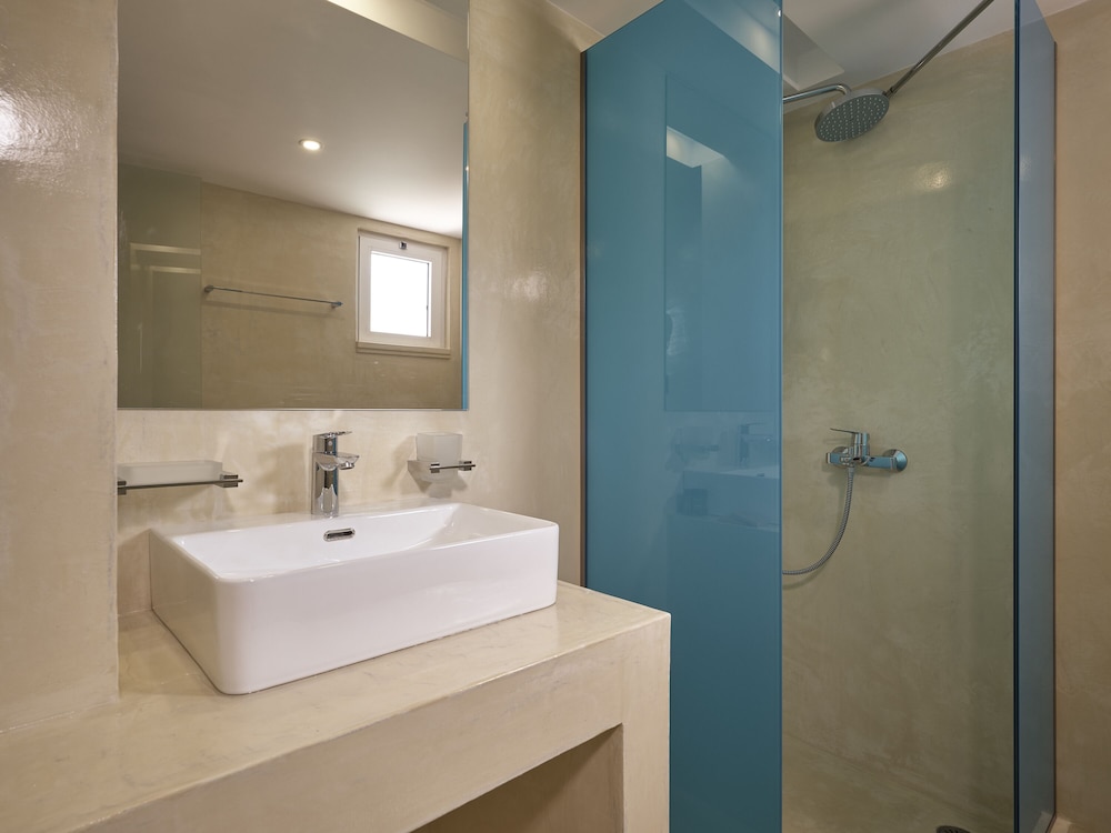 Koukounaria Hotel And Suites 70/74