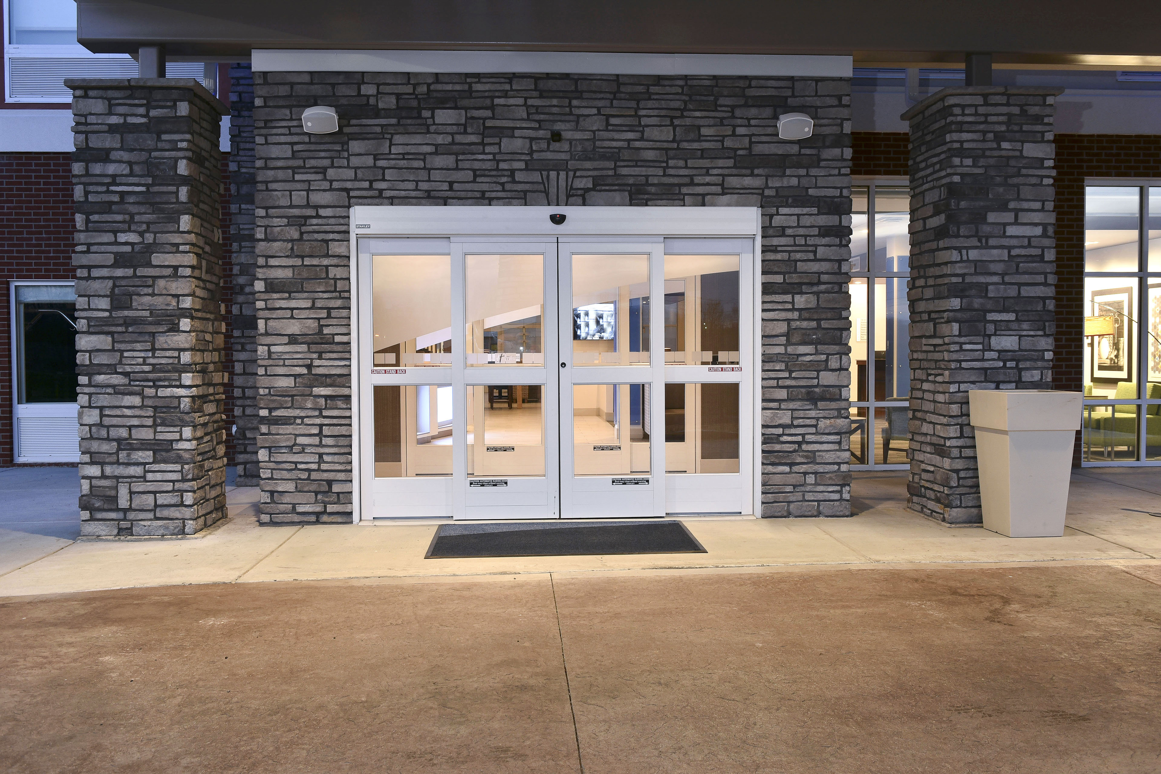Holiday Inn Express Suites Madisonville 30/30