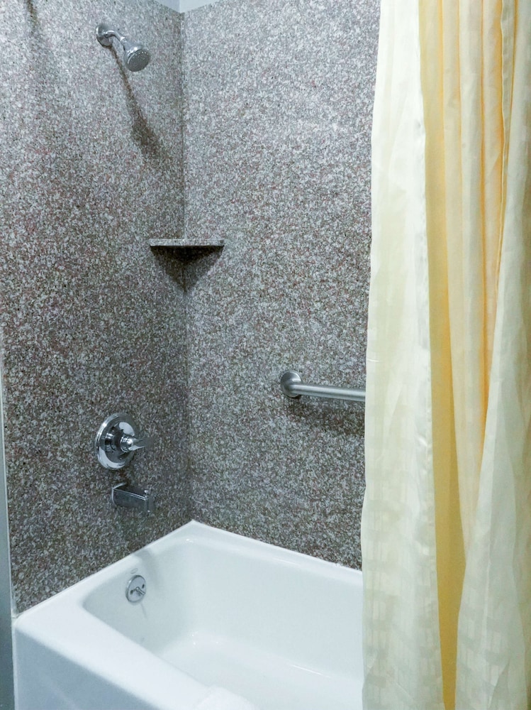 Americas Best Value Inn & Suites Bush Intl Airport 16/23