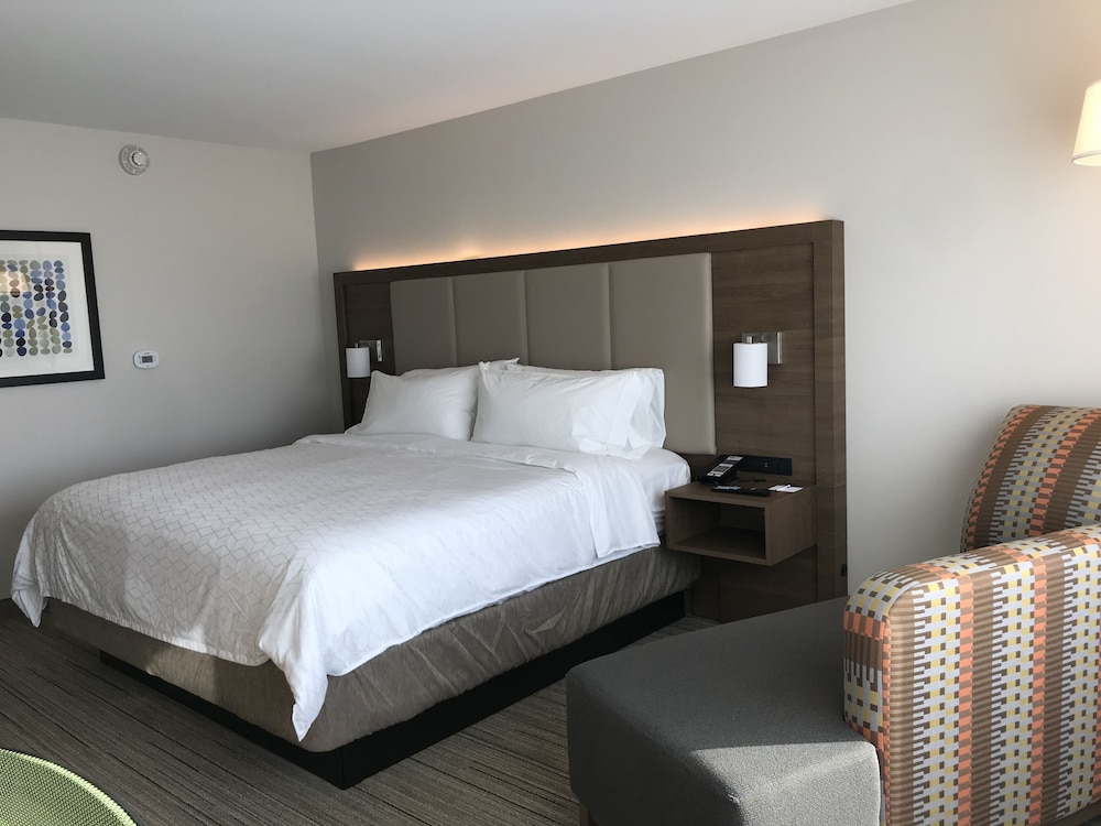 Holiday Inn Express & Suites Phoenix - Airport North 18/71