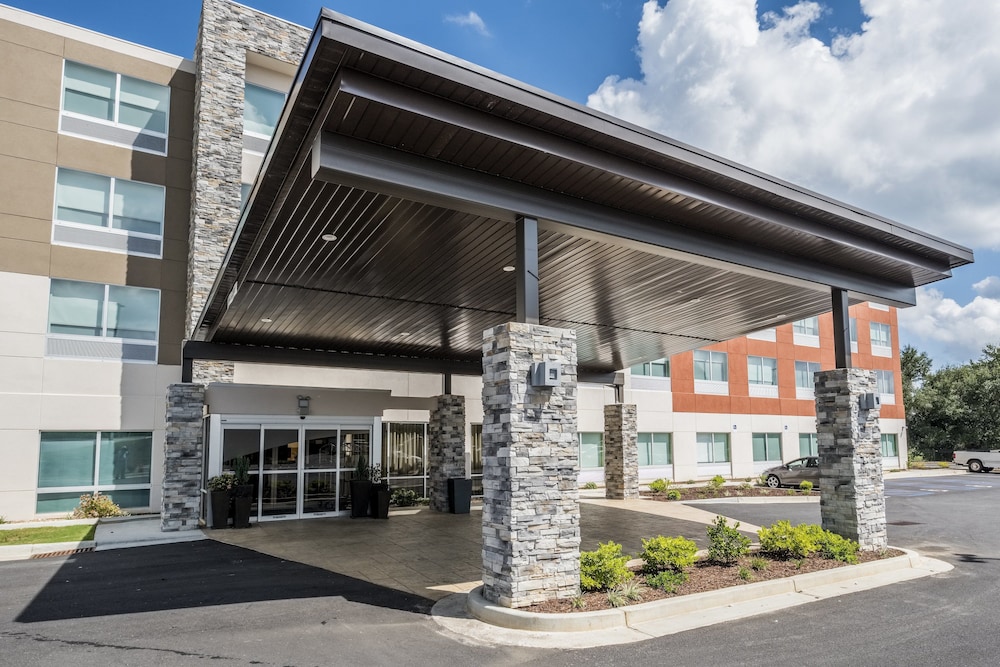 Holiday Inn Express & Suites Commerce 5/42