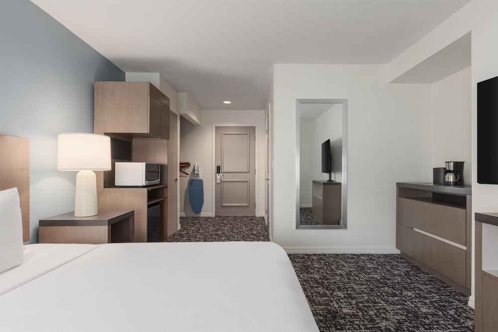 Hyatt House Cypress Anaheim 17/72