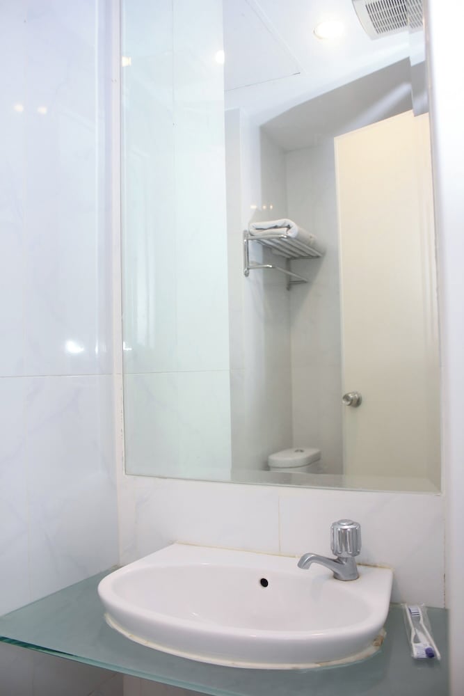 Urban Hotel Serpong by ZUZU 86/89