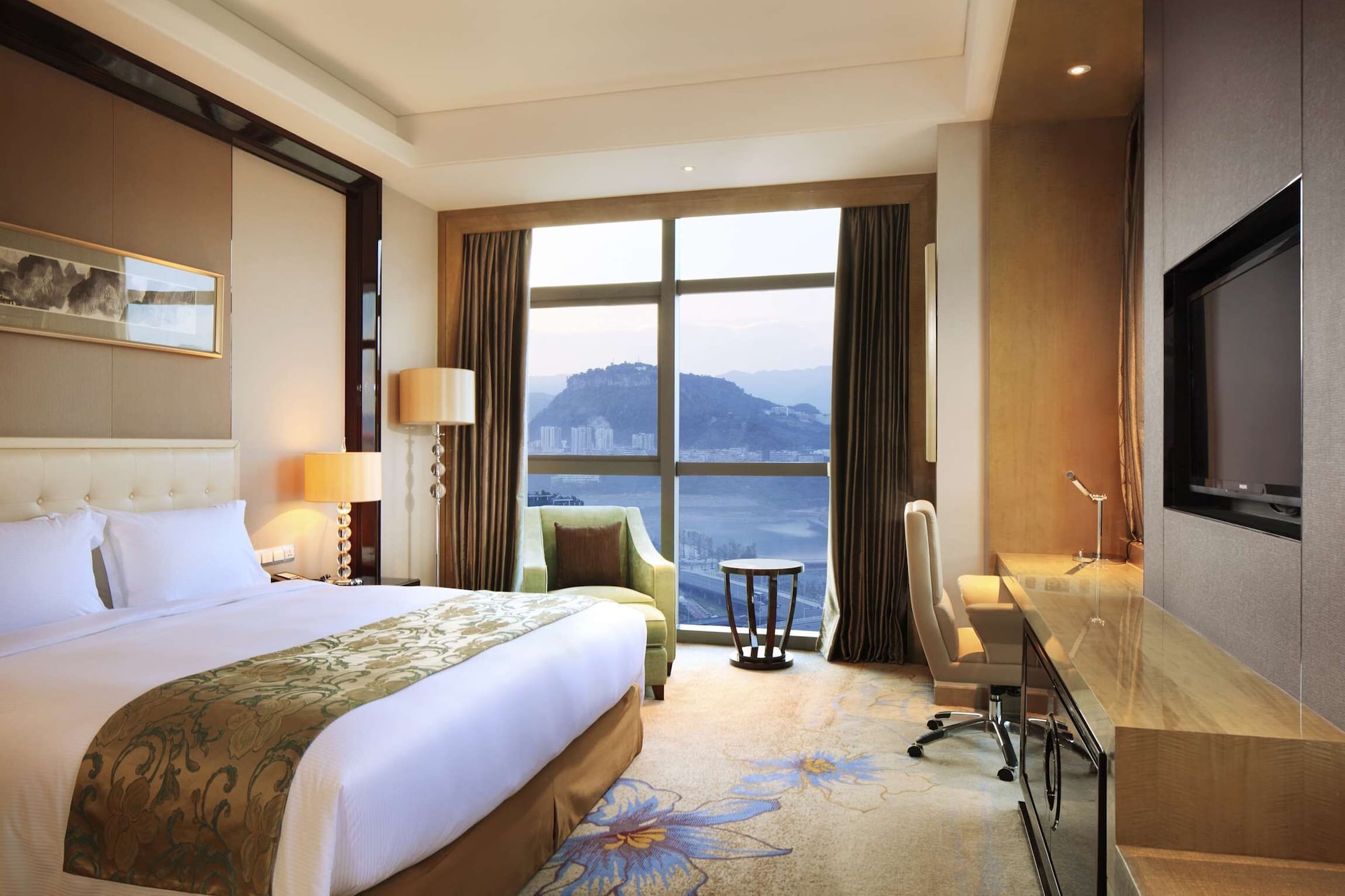 GUEST ROOM, KING BED
