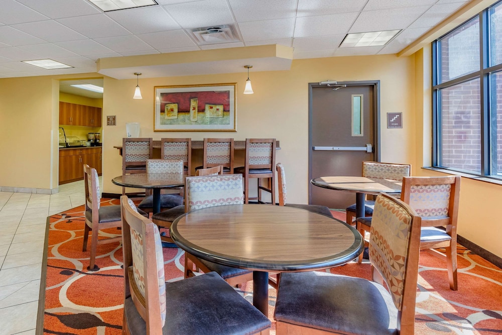 Econo Lodge Inn & Suites Des Moines Fairgrounds Area 27/37