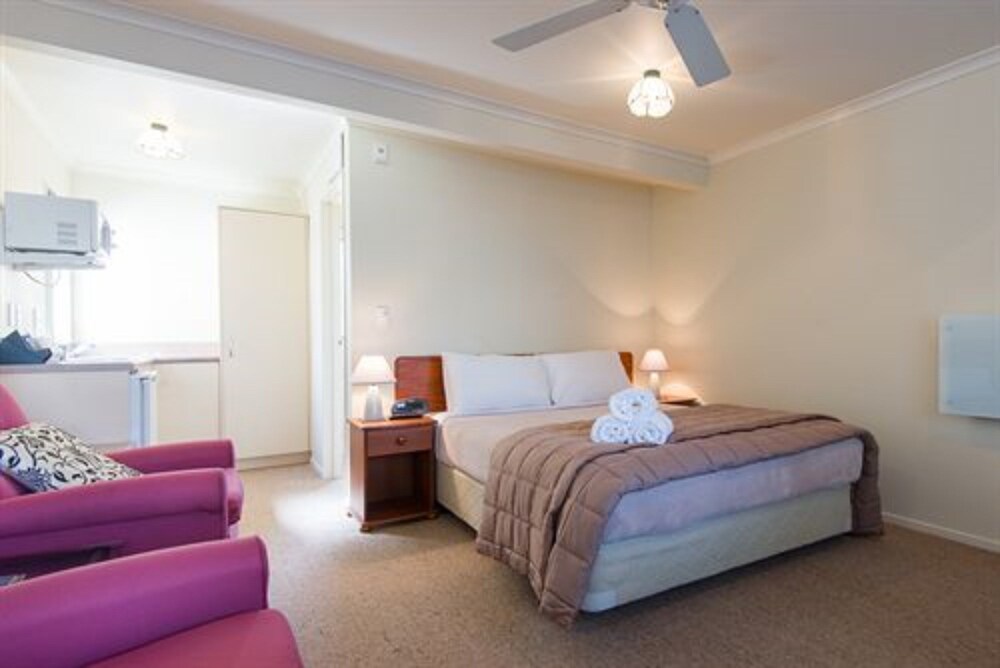 Hamilton Settlers Motor Lodge 12/37