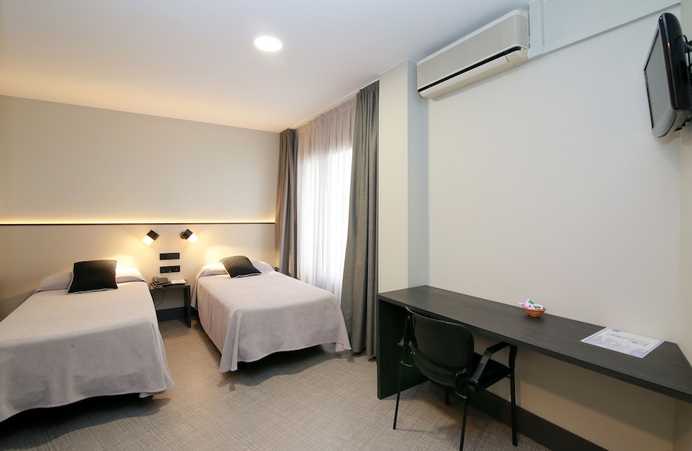 ROOM, TWIN BEDS