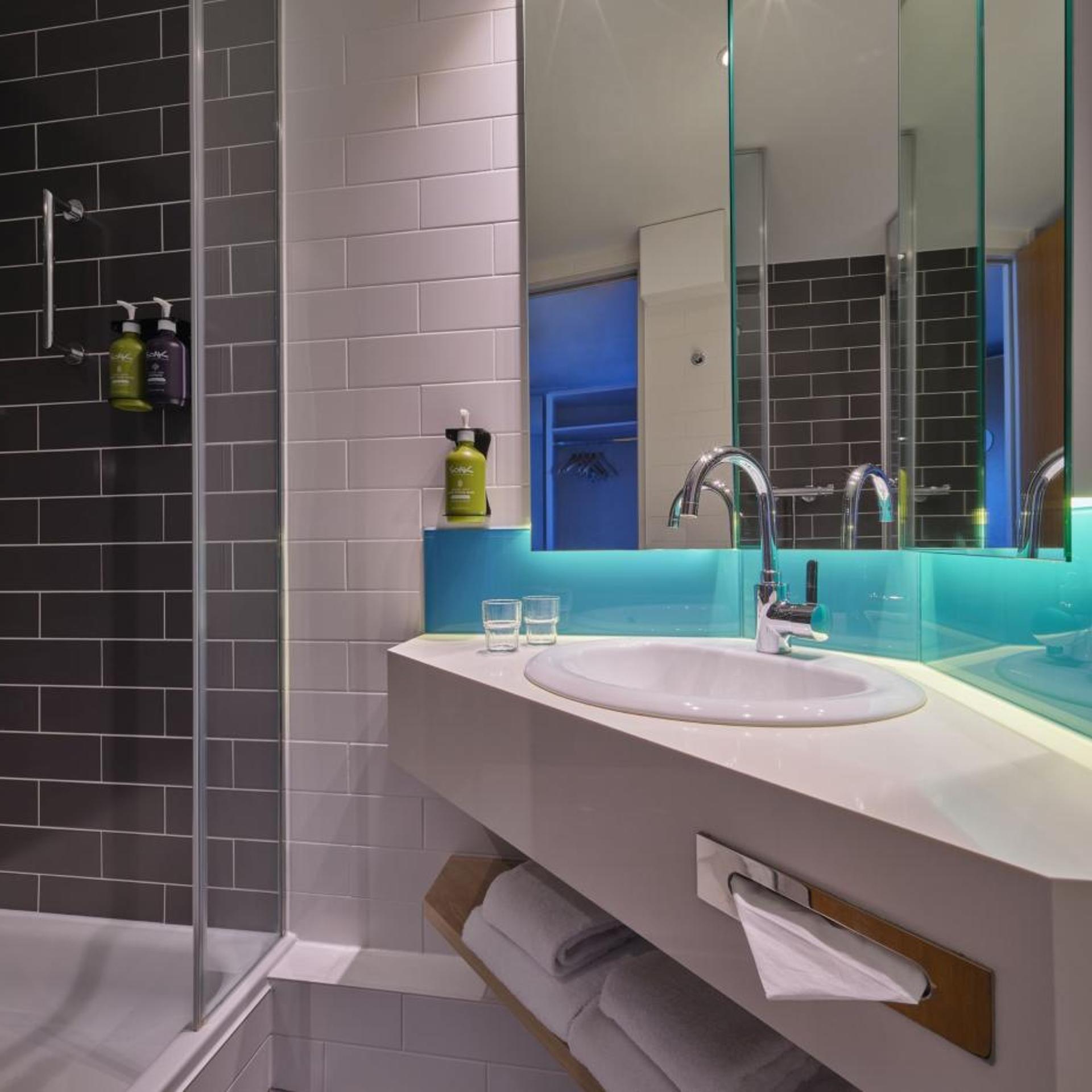 غرفة قياسية بسرير كينج وسرير كوين، Holiday Inn Express Dortmund Hotel 5/6