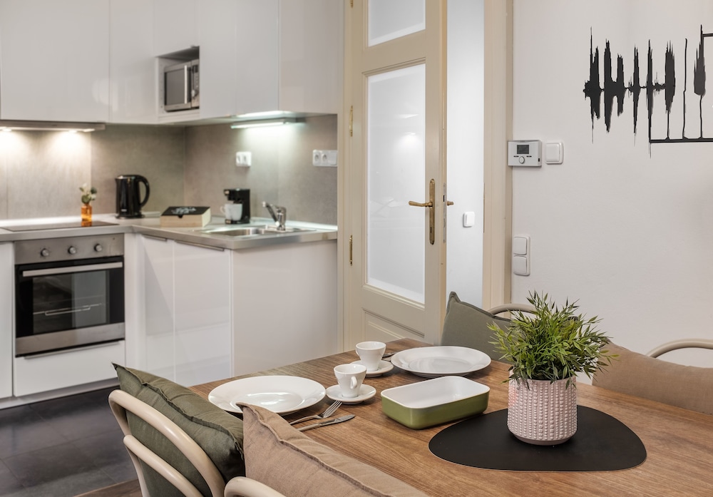 4 Arts Apartments by Adrez Living 31/52