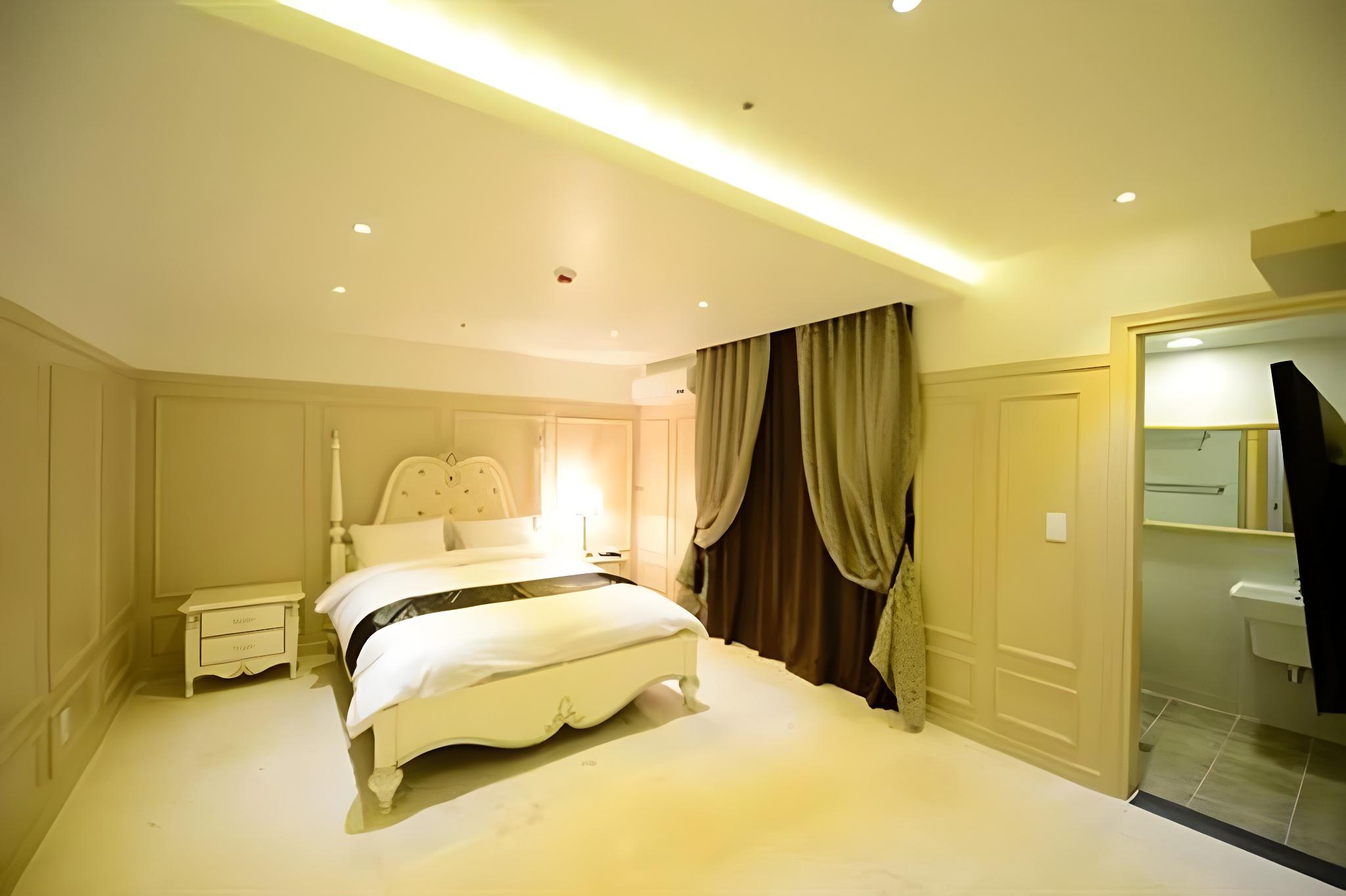 Royal, Residence, Suite