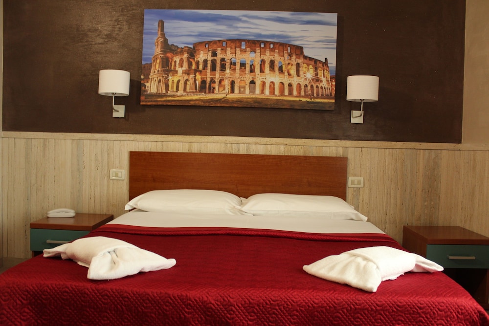 Pyramid Hotel 26/71