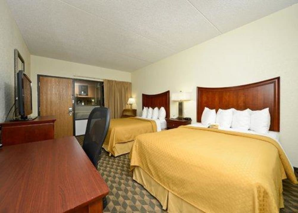 Quality Inn and Suites Ames Conference Center Near ISU Campus 13/48