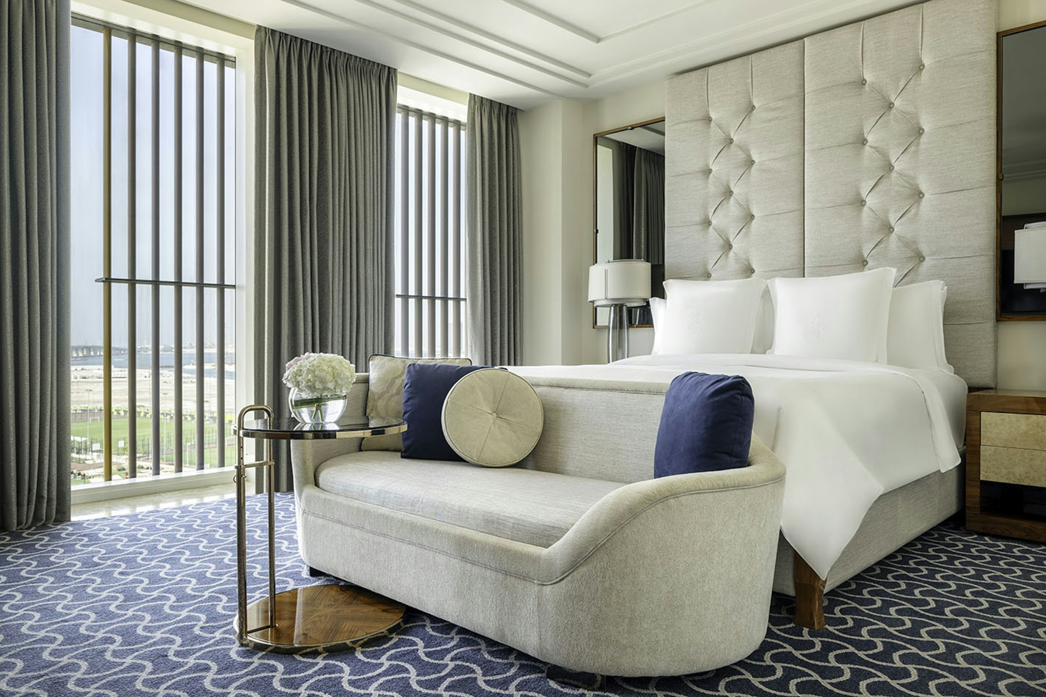 DELUXE, KING BED