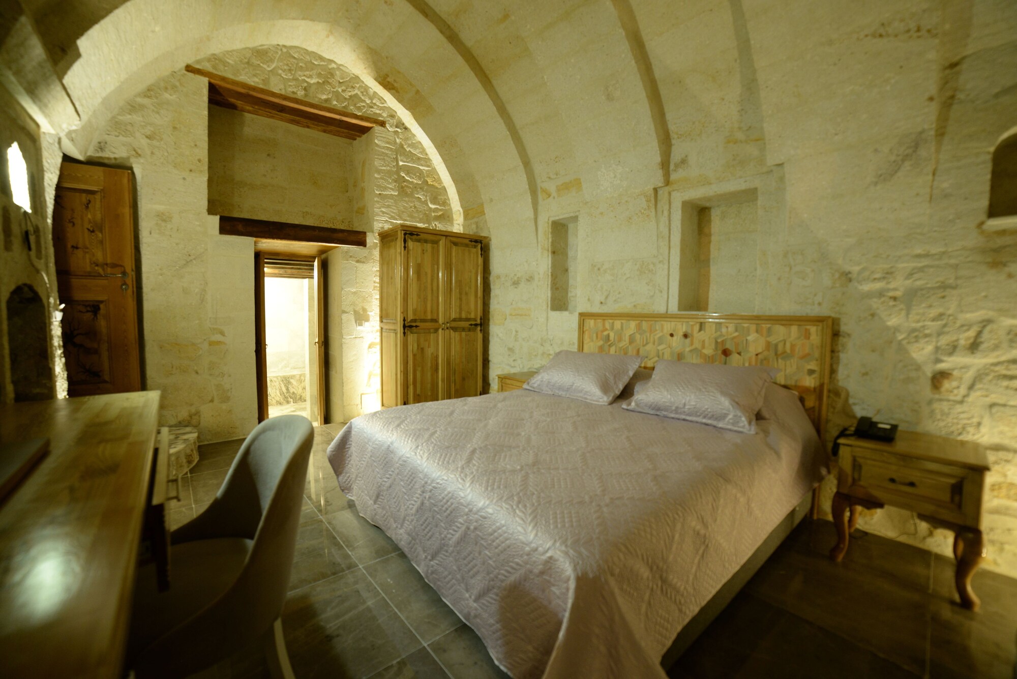 SUITE, KING BED