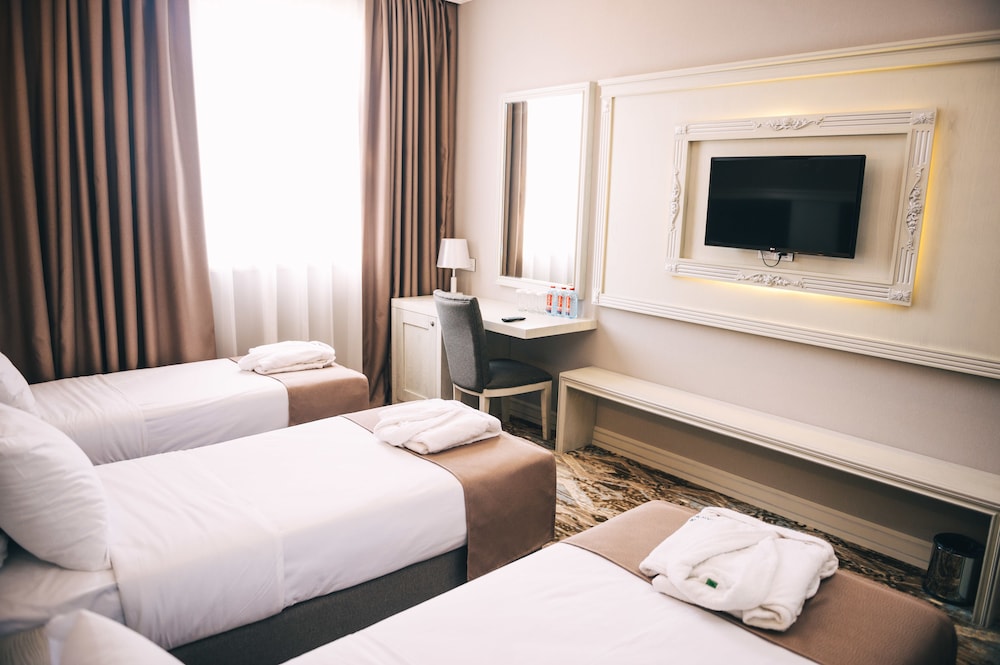 Emerald Suite Hotel 12/37