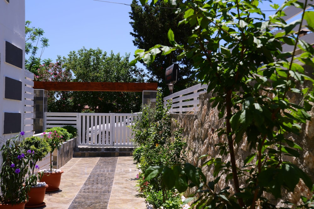 Neruda Pension 37/43