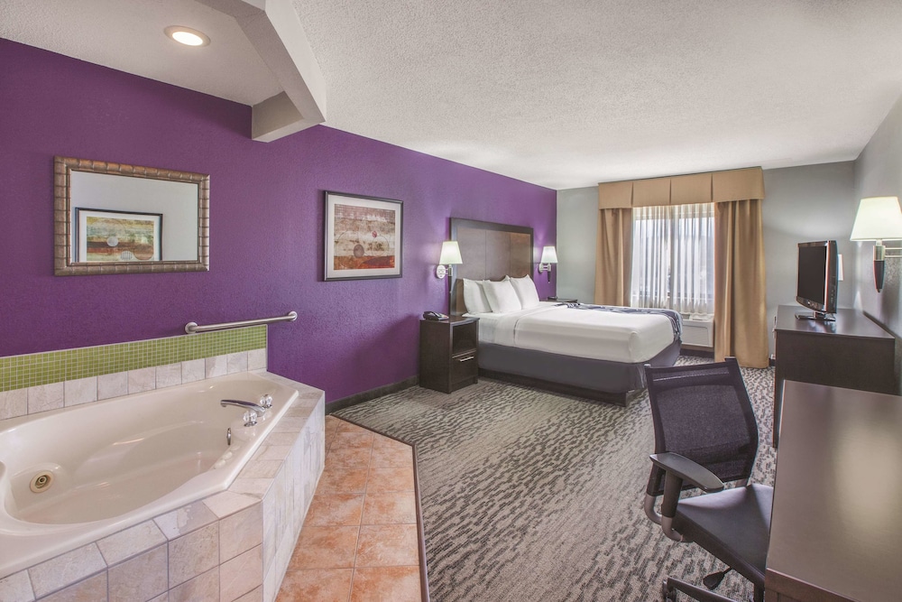La Quinta Inn & Suites by Wyndham Erie 24/51