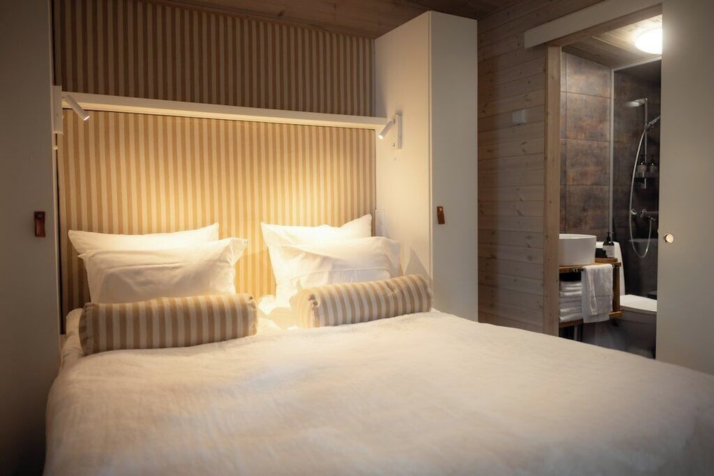 Arctic, House, 2 Queen Beds, Sofa