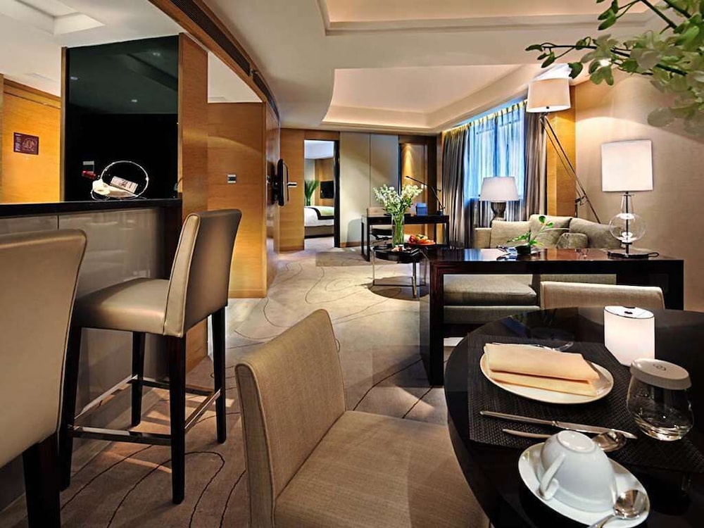 Enlux Hotel (Baotu Quanquan City Plaza) 49/59