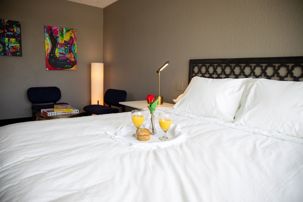 Standard, King Bed, Pool Side