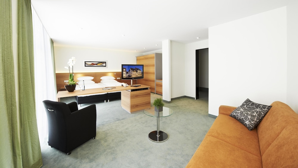 Hirsch Hotel 5/66