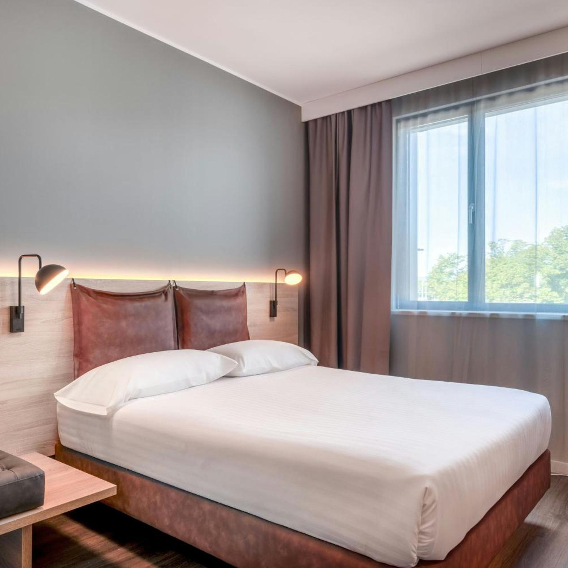 Plus, Sleeper, Queen Bed, City View