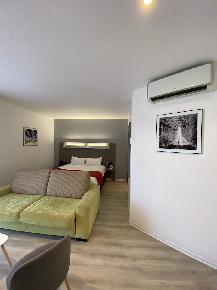 Hotel Les Domes - Perpignan Sud by Hosteletour 31/65