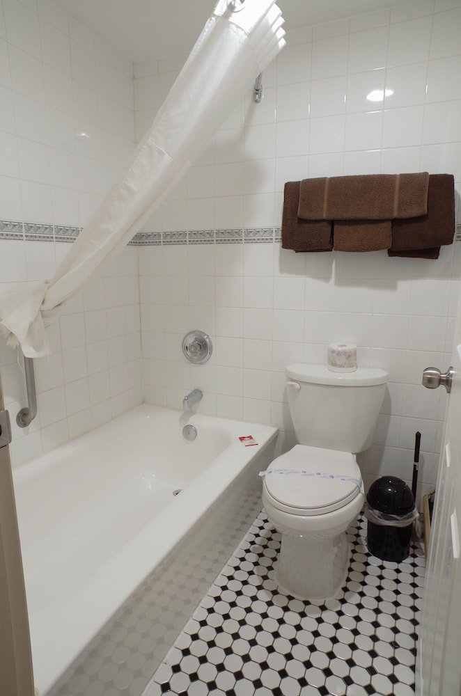 EasyStay Inn & Suites Fernie 20/37
