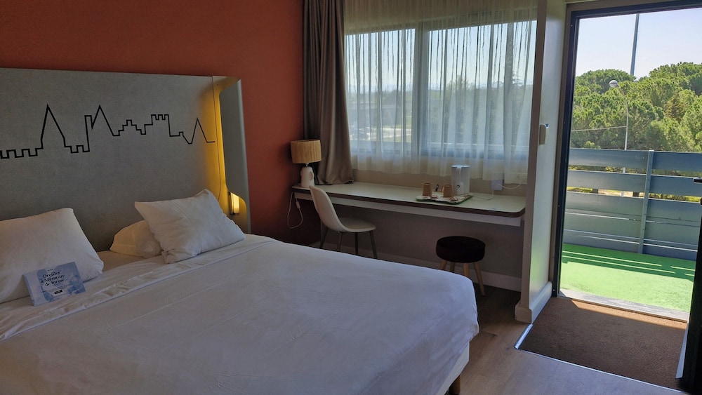 Adjoining, Family, Queen and Twin Beds