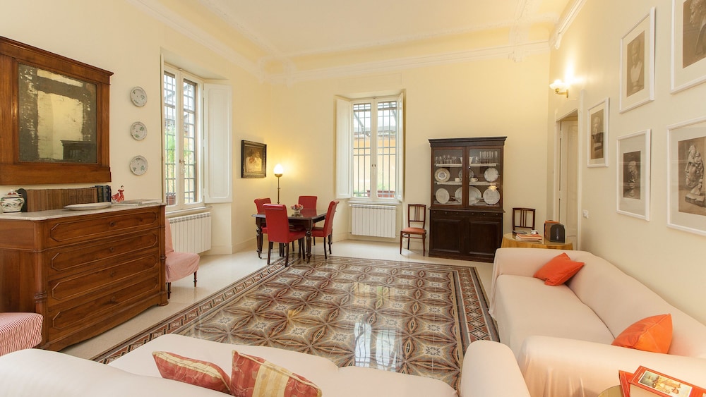 Rental In Rome Portico Ottavia Garden 13/24