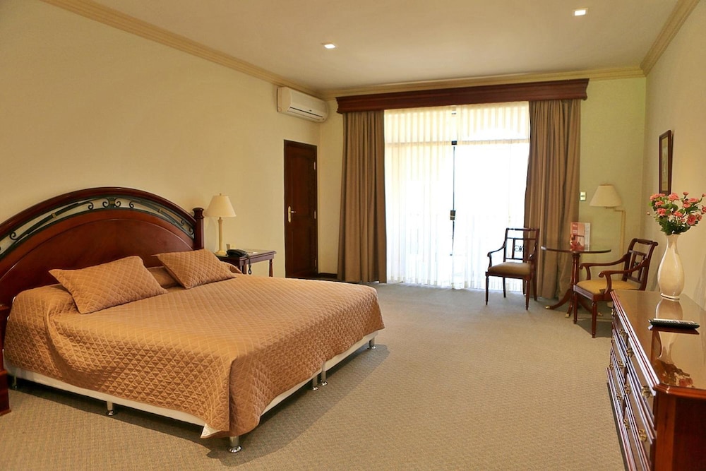 Los Parrales Hotel 8/33