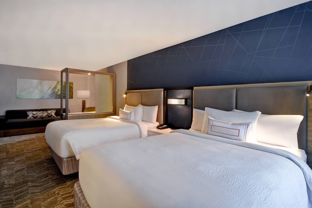 SpringHill Suites by Marriott Holland 11/24