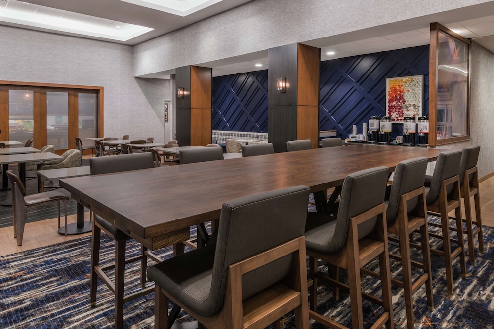 Hampton Inn and Suites Fort Wayne Downtown 43/53
