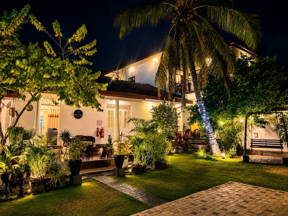 White Villa Airport Transit Hotel 41/45