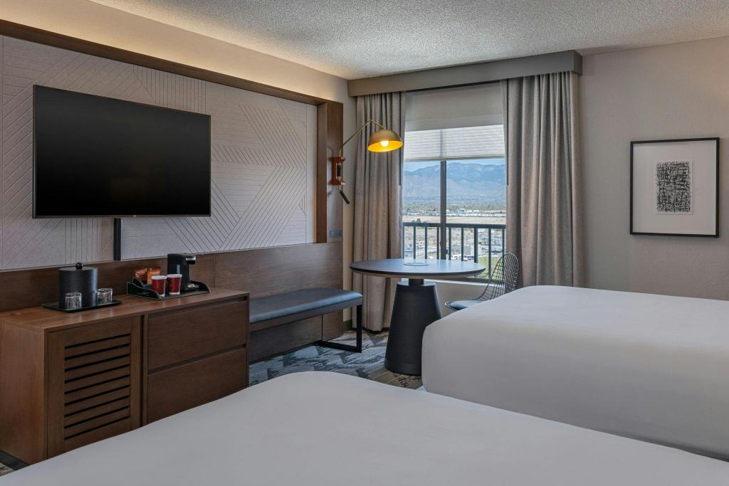 غرفة ديلوكس بسريرين كوين في طابق مرتفع، Sheraton Albuquerque Airport Hotel 3/4